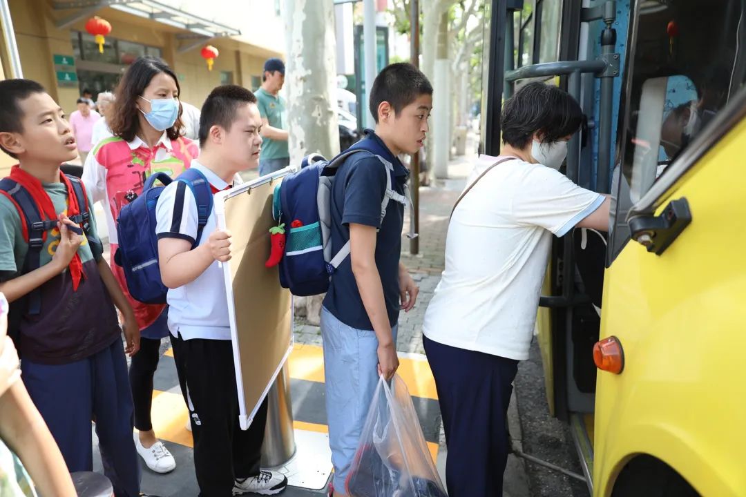 安全帶，生命帶——董李鳳美康健學校組織牢系安全帶校車演練