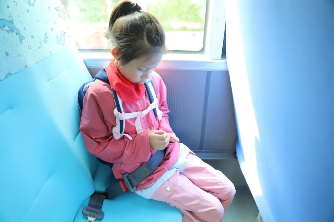 安全帶，生命帶——董李鳳美康健學校組織牢系安全帶校車演練
