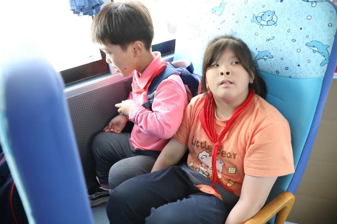 安全帶，生命帶——董李鳳美康健學校組織牢系安全帶校車演練