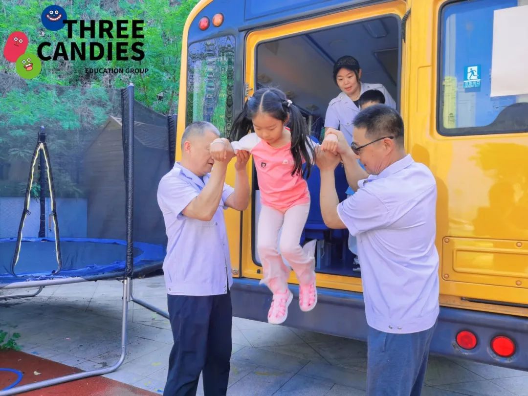 【校園安全】安全乘校車，平安伴我行——三顆糖御景新苑幼兒園校車安全應急演練