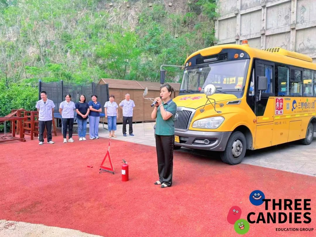 【校園安全】安全乘校車，平安伴我行——三顆糖御景新苑幼兒園校車安全應急演練