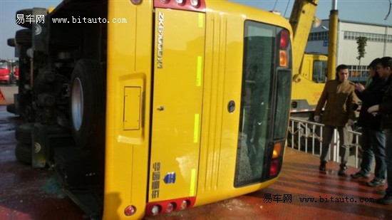 宇通進行校車側(cè)翻試驗:車體結(jié)構(gòu)完好無損