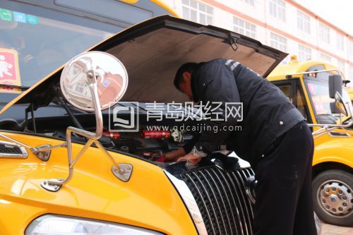校車駕駛員擦拭發(fā)動(dòng)機(jī)