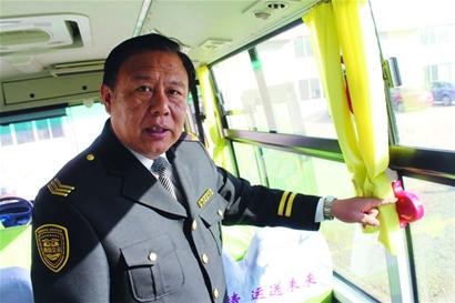 校車安裝自動破玻器遇突發(fā)事件司機可一鍵引爆
