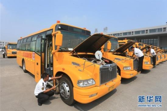 山東青島交運(yùn)集團(tuán)即墨分公司的校車駕駛員在巡檢車輛安全狀況（2015年8月23日攝）。 12月17日，從山東青島市教育局獲悉，截至目前，青島市共有1600輛專用校車，服務(wù)400余所學(xué)校，惠及12余萬名學(xué)生，成為全國校車運(yùn)營規(guī)模最大的城市，并逐步確立了政府主導(dǎo)、部門監(jiān)管、企業(yè)運(yùn)作、財政補(bǔ)貼、統(tǒng)一標(biāo)準(zhǔn)的校車運(yùn)營模式。新華社發(fā)（梁孝鵬 攝）