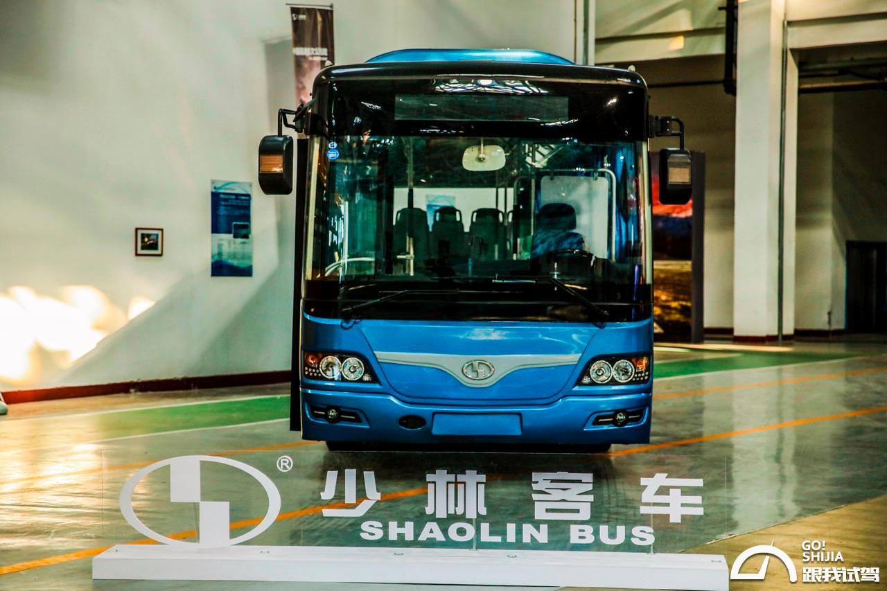 校車與大巴相撞 少林客車玩出新花招