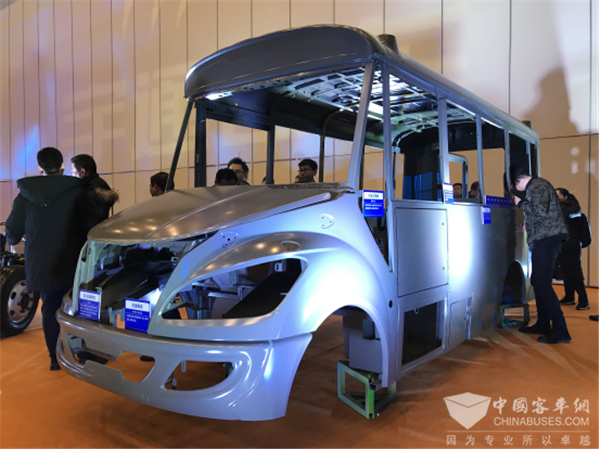 為學(xué)童撐起安全保護(hù)傘 宇通第三代校車為愛出發(fā)