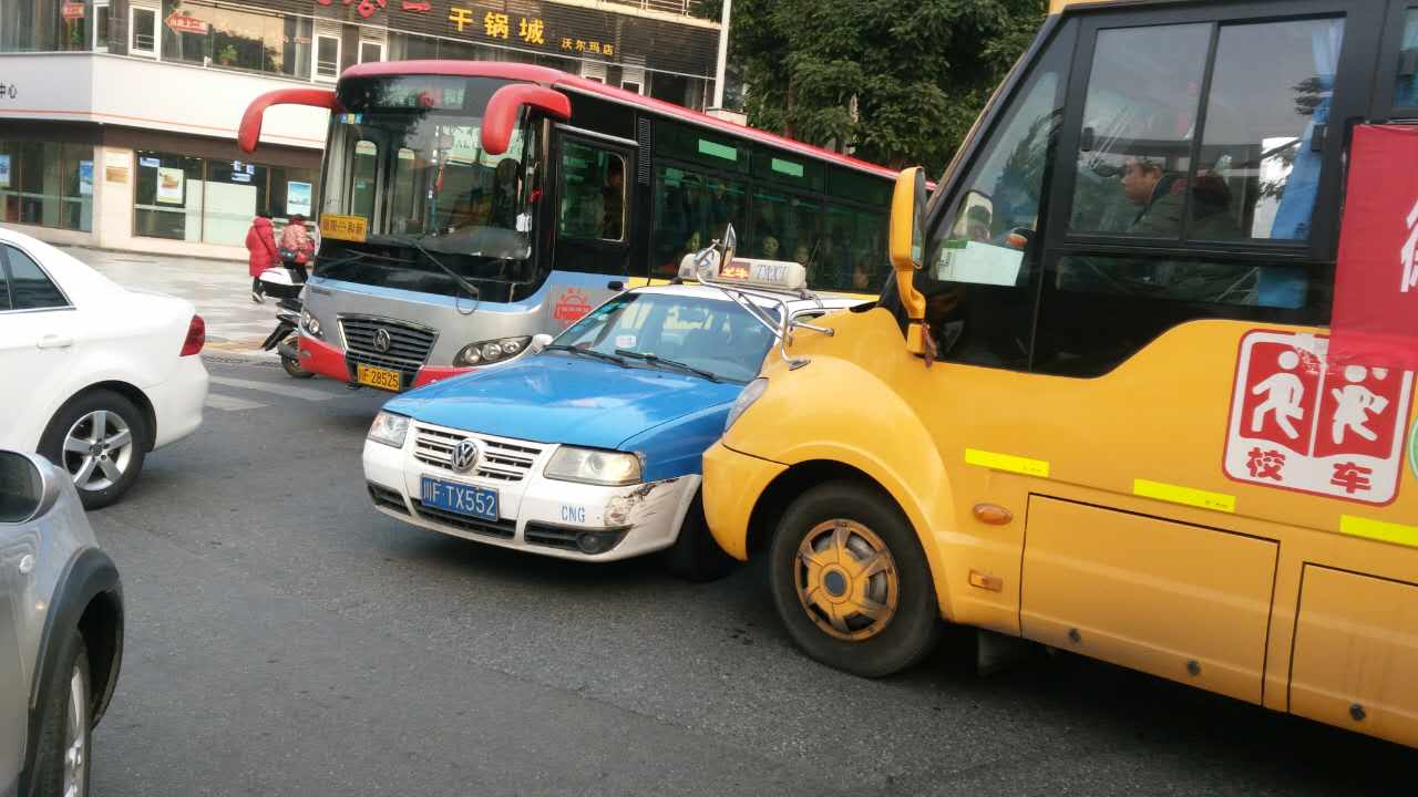 校車遇到線路擁堵，可以繞行嗎？