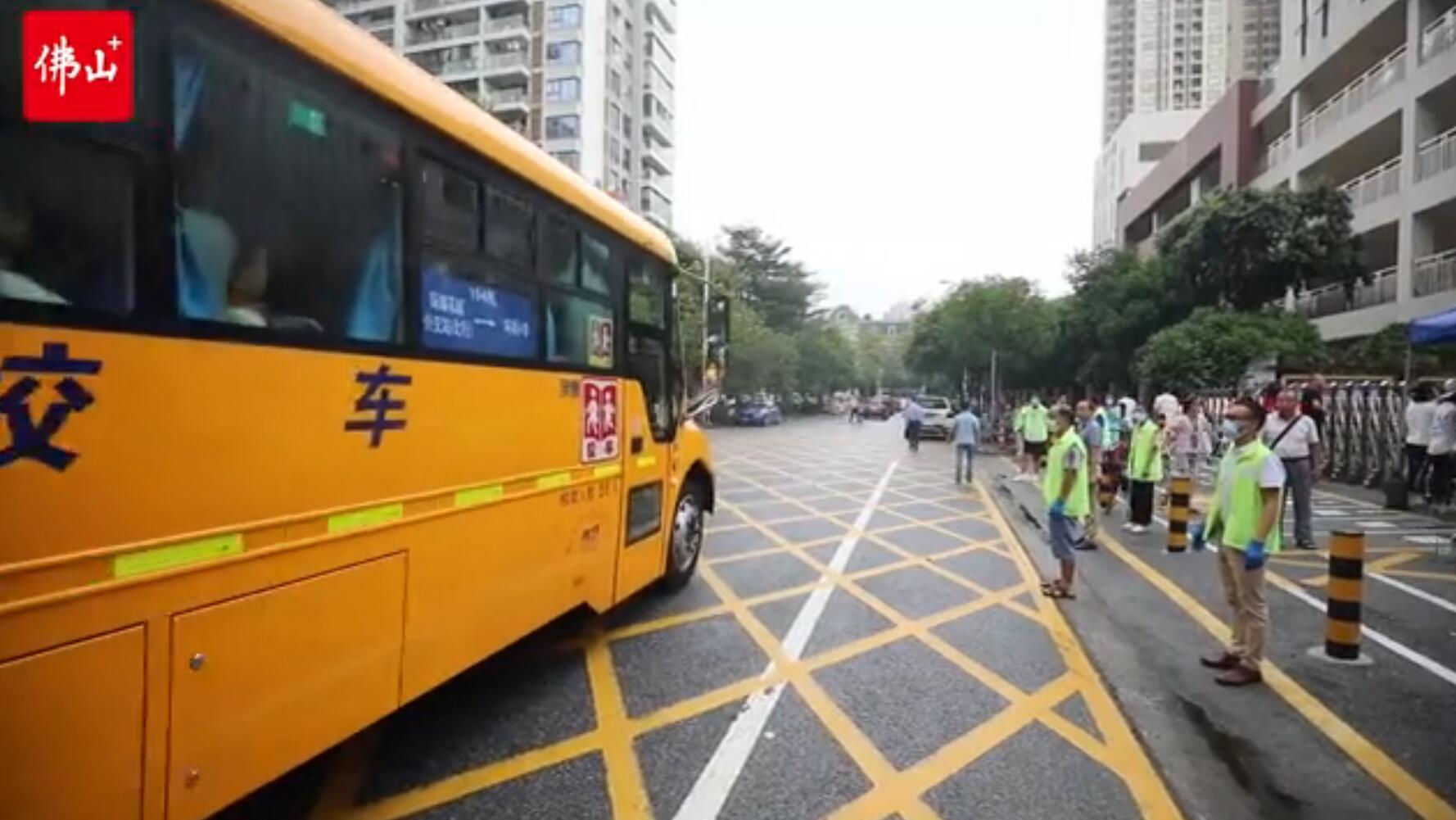 佛山“共享校車”運營 專人全程護送助學生安全到校