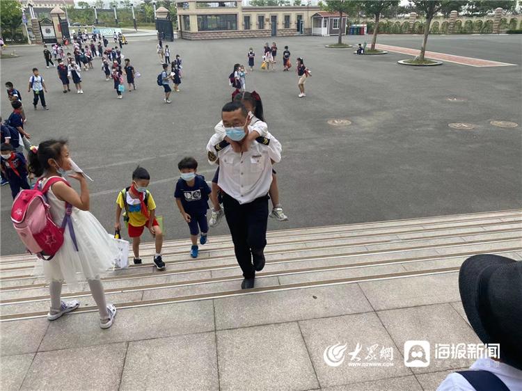青島溫馨校車：親情服務(wù) 十米車廂里的守護